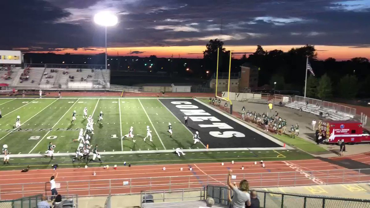 Legendary run by @MasonCometsFB to take the lead 10-5 in the 3rd! Let’s go COMETS! HUGE moment shift!@gmcsports @OHSAASports @MHSsportsradio #LGL #FridayNightLights https://t.co/Mb9F7CrHEh