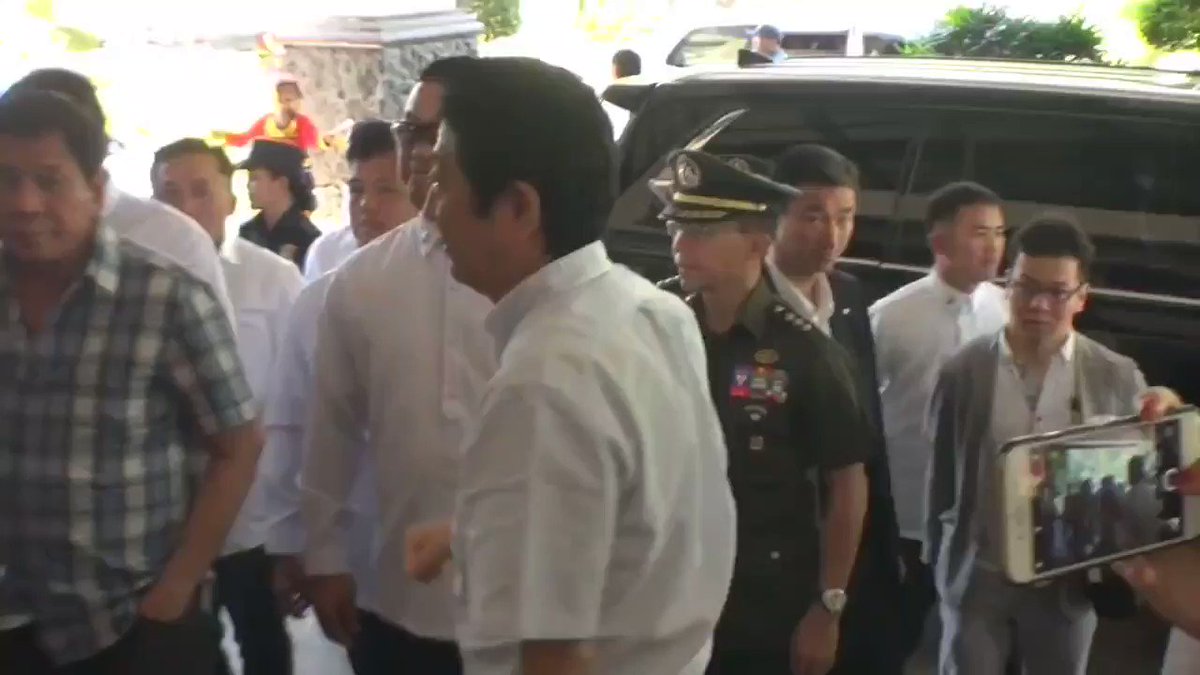 安倍総理は89回海外を訪問した
フィリピン訪問時は
ドゥテルテ大統領の地元
ダバオに招待された
凄まじい熱気での歓迎を受け
一人一人にハイタッチしたり
気さくに写真撮影に応じたり
だが、日本のニュースでは
数十秒ほどしか報道されない
多くの日本人は知らない場面
https://t.co/5iAQpkZb7S https://t.co/fJkTeWzfTG