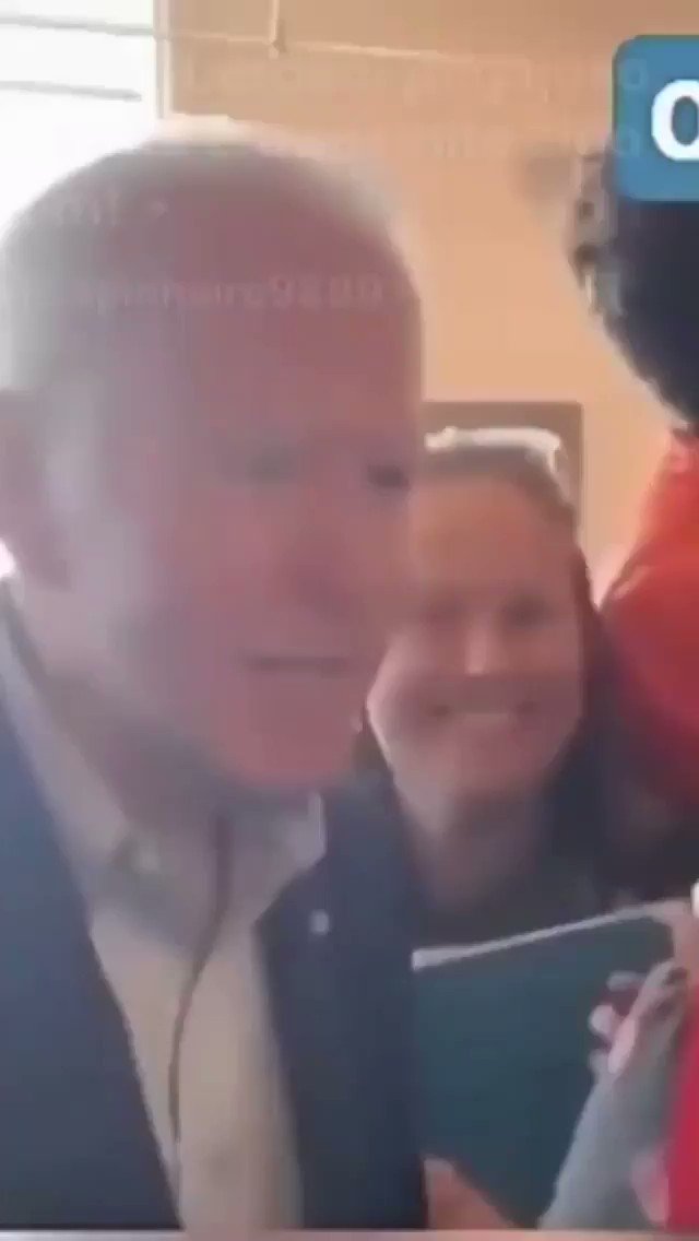 Joe Biden, o candidato da esquerda progressista americana (democratas). Observem seu comportamento com as meninas (crianças e adolescentes) https://t.co/dn6qgVHj10