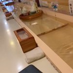 回転寿司みたいなノリで、頼んだものが水に流されて届く喫茶店がこちら!