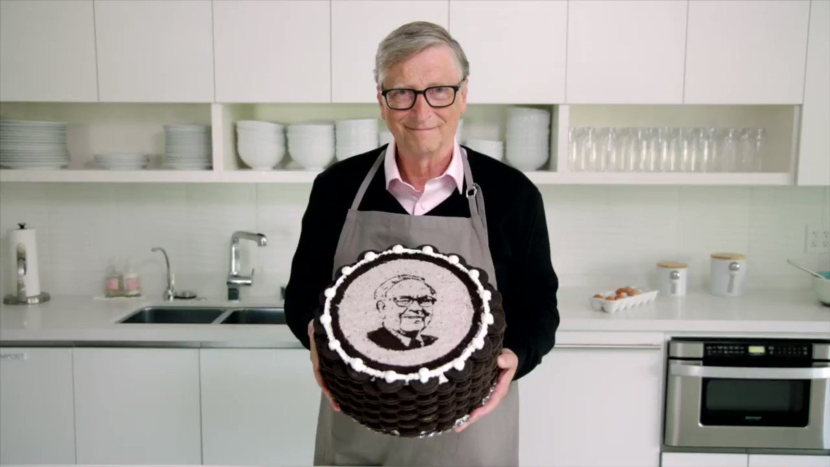 Билл Гейтс поздравил Уоррена Баффетта с девяностолетием: он испёк торт и нарисовал на нём именинника