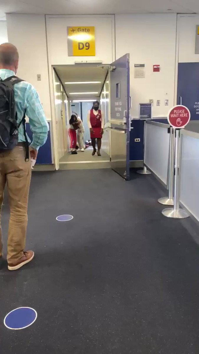 @Delta flight delayed due to a fight on the gate...great 😣 https://t.co/XMzrKUtwfM