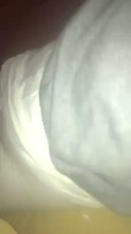 Avril - اح يلبق باخته ويصورها التطبيق فل مقاطع الحقوواا ثبت التطبيق داخل الرا... 