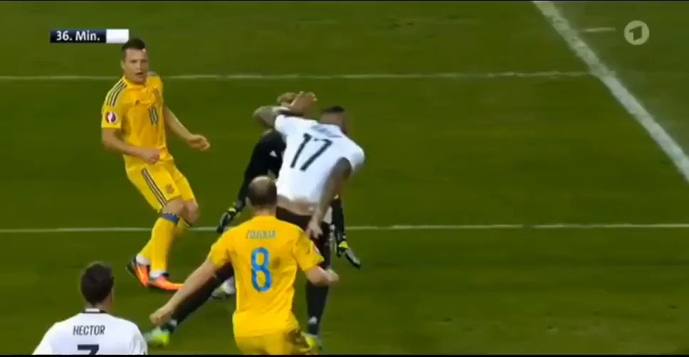 Jerome Boateng turns 32 today. He did this 4 years ago. Happy Birthday Legend. 