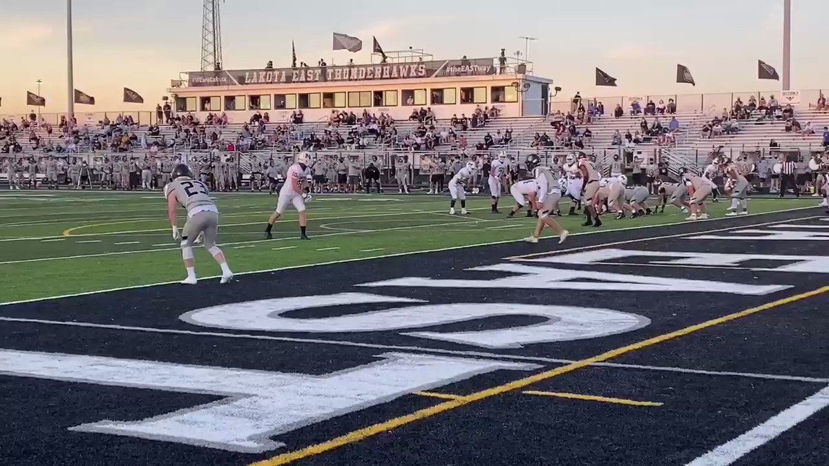 #Blitz5 #highschoolfootball coverage - @MasonCometsFB TD pass from Molnar to Roux to make it 14-7 at half for @MHSComets Over Lakota East @wlwt @vogel_wlwt @BrandonSaho @MHSsportsradio https://t.co/mUncLA6vqW