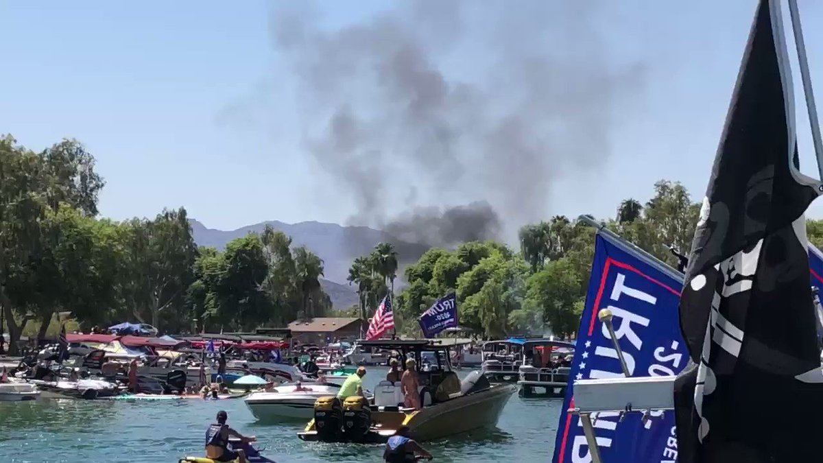 #Breaking Boat catches fire in Thompson bay #LakeHavasu after participating in a Trump parade. https://t.co/C7C6fkeIy7