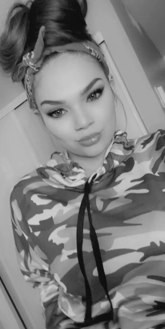 Happy Friday baby https://t.co/eO8g56vrUB