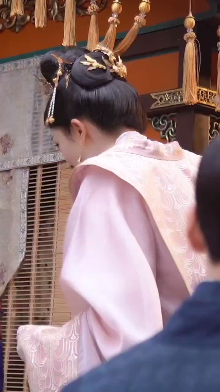 12 . .                 Happy Birthday Yang Mi 09.12

Cr.       