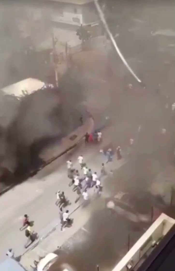 Así está Haití hoy y el mundo no lo sabe.
Se aproxima guerra civil, no hay gobierno, hay hambre y los medios de comunicación callan lo que está sucediendo.
El coronavirus es un tema aislado. Los militares están matando civiles. Pedimos ayuda internacional.
#PrayForHaiti 🙏🏻 🌎 https://t.co/iCDXzj3CHm