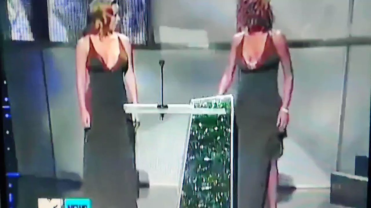 "Try It On Meeeeeeeee" Classic @MariahCarey @WhitneyHoustonE #MTVVMAs 1998 or 97. #niceshade 🔥🔥 https://t.co/P2a3us9bus