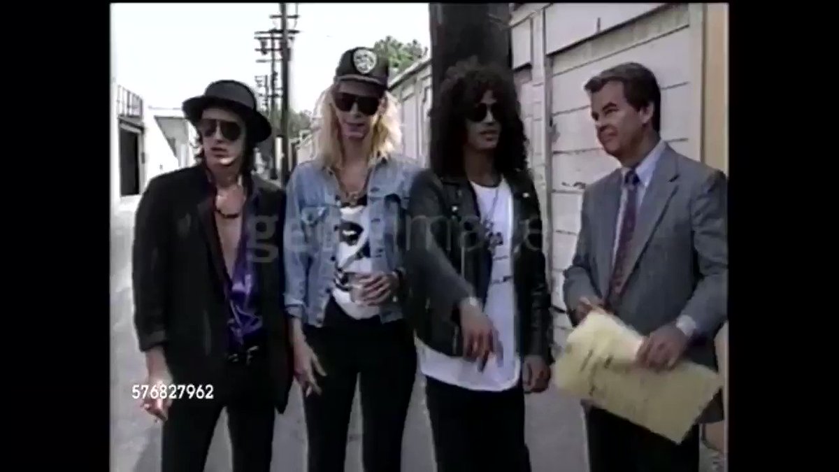 #slashoffstage
@slash prestándole su galera al presentador Dick Clark en las nominaciones de los premios MTV 1988.
🤘🎩🇦🇷
#slash #dickclark #tophat #duffmckagan #izzystradlin #mtvawards @DuffMcKagan https://t.co/NsEXUu45wz