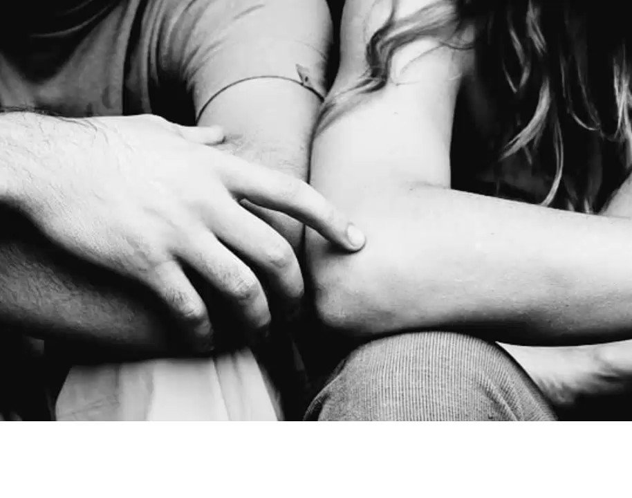 обнимашки в постели. мужчина и женщина страсть. самые нежные объятия. страстные отношения. под юбкой в парке на скамейке.