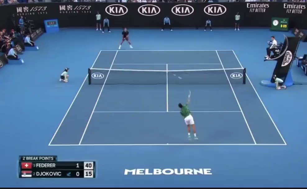كرة مستحيلة ونقطه مستحيله ووضعيه مستحيله من الساحر اللا مستحيل @rogerfederer يأتي ب باكهاند خيالي من الحركه مع الخط ولا اروع ولا اجمل والاحلى بتعليق المبدع الكابتن عادل الشطي @alshatti1972 ☝️❤️💜 https://t.co/lCyW46m9aQ