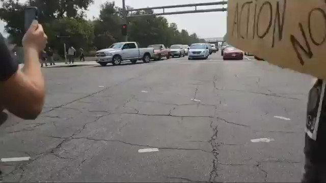 Militante do Black Lives Matter na #Califórnia, nos #EUA, descobriu da pior forma possível que tentar escalar uma viatura policial não é uma boa ideia. https://t.co/XhGethOOW0