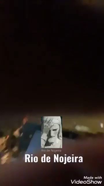 "Em primeira mão pra vocês Famoso Johny Bravo (sem camisa) substituto do Rogério 157 da rocinha desfilando com sua tropa de seguranças fortemente armados no baile ... quando ele passa ninguém fica na frente devido ao seu poder e sua agressividade"
#guerra
@jairbolsonaro
@PMERJ https://t.co/6j8que4vA2