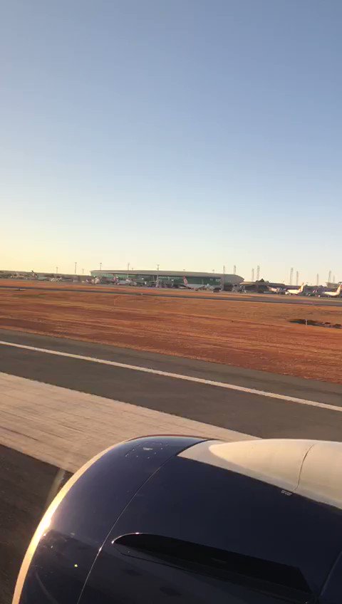 Tripulação, decolagem autorizada! Hora de relaxar e curtir o voo.
A bordo nós oferecemos o friozinho na barriga e uma vista privilegiada do nascer do sol mais bonito do país, em plena seca de #Brasília. ☀
#AeroportoBSB. https://t.co/a2PNu4qplF