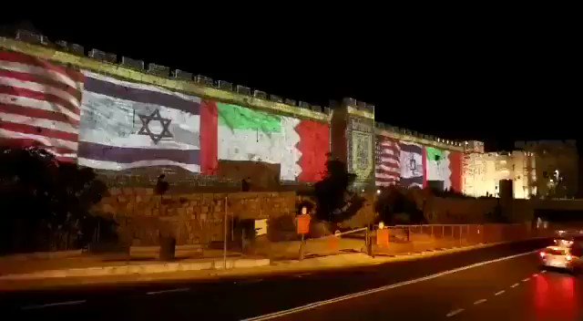 Such a beautiful message of peace: The walls of the Old City in Jerusalem were lit tonight with the Israeli, American, Emirati and Bahraini flags.
This is the wind of change. https://t.co/7gc10JO4XV