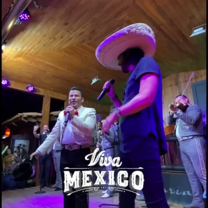 Recordando esa noche en Guadalajara cantando con el Mariachi, quiero desearle a todos mis amigos mexicanos, ¡felices fiestas patrias! 👏🏼🇲🇽 #VivaMéxico #México #Mariachi https://t.co/s3fBgFO9Fl
