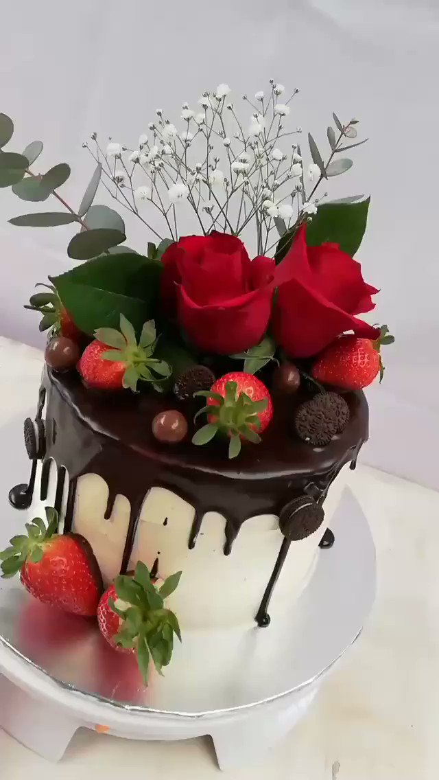 We 😍 this beautiful cake made by our Durban Campus student, Nathan van Noordwyk. #ProudlyIHS https://t.co/KTzZp0f2wi