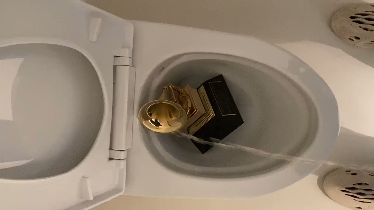 [趣味] Kanye在他的GRAMMY上面尿尿