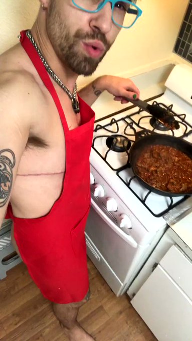 Things you get by being a fan:
Watch me cook (naked) while sucking dick ??
https://t.co/gXSS16Xtps 
