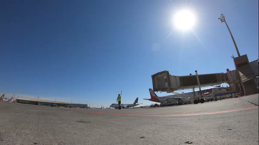 É, pessoal... Quem vê aeronave não vê corre, né?! 😆 Olha só o trabalhão que dá colocar tudo no ar! #AeroportoBSB #Brasília https://t.co/KiCKmfmZqE