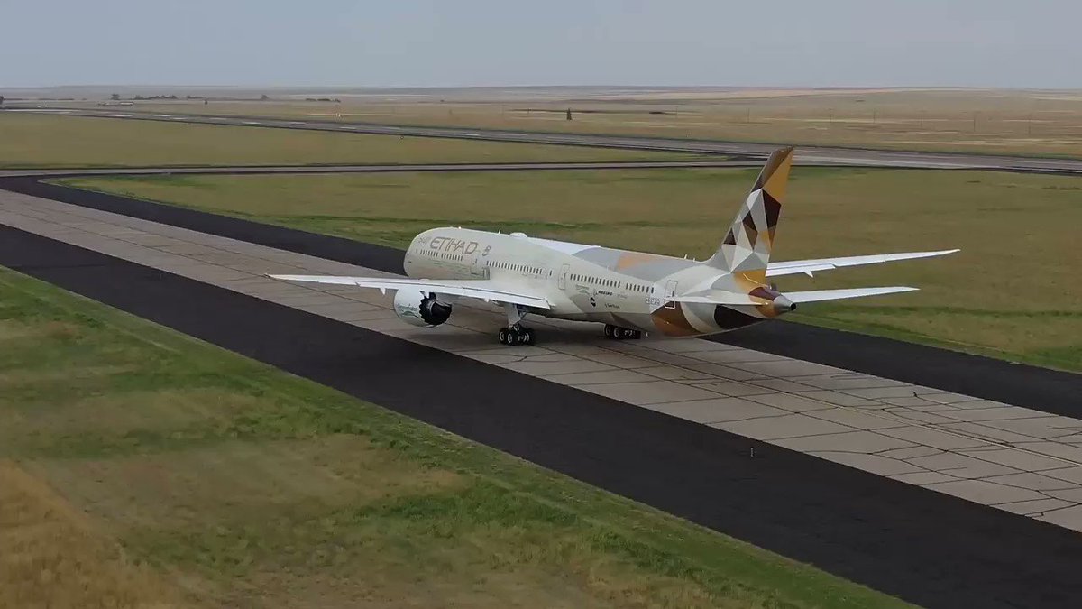 One last test flight with our partner @etihad using their newest 787-10 Dreamliner. See how our #ecoDemonstrator team is working to enhance safety and optimize flying efficiently. https://t.co/9bI6MlDOQk