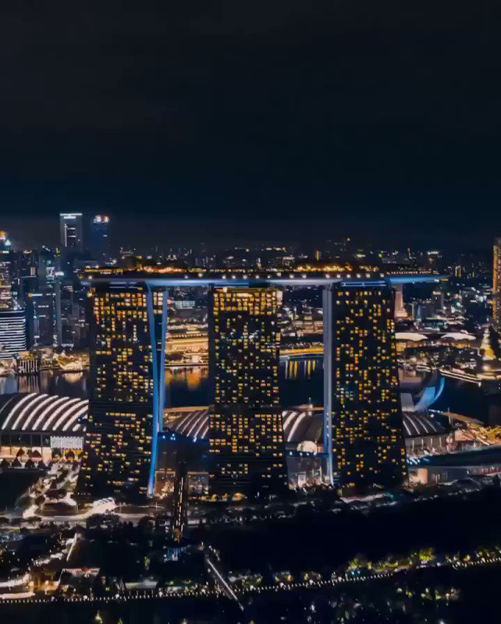 Marina Bay in #Singapore is famous for its modern architecture, such as Marina Bay Sands and ArtScience Museum, and futuristic Gardens by the Bay. Watch these marvels of technology light up the night sky.
📸: IG@jsrpixel https://t.co/jgWtPmR9Kd