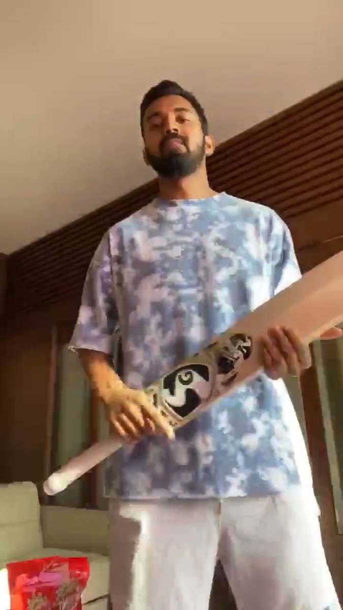 It's been a great partnership with @sg_cricket. Thank you for all the support. Looking forward to using their bats in the IPL. #bestinthebusiness https://t.co/Qc2JpJfEf6