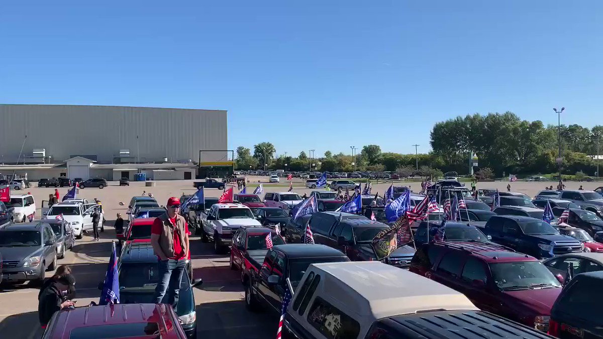 WOW! Huge amount of cars preparing for today’s Trump Car Parade in Grand Rapids, Michigan 🇺🇸 🚘 #MAGA https://t.co/0eEcjhvTGt