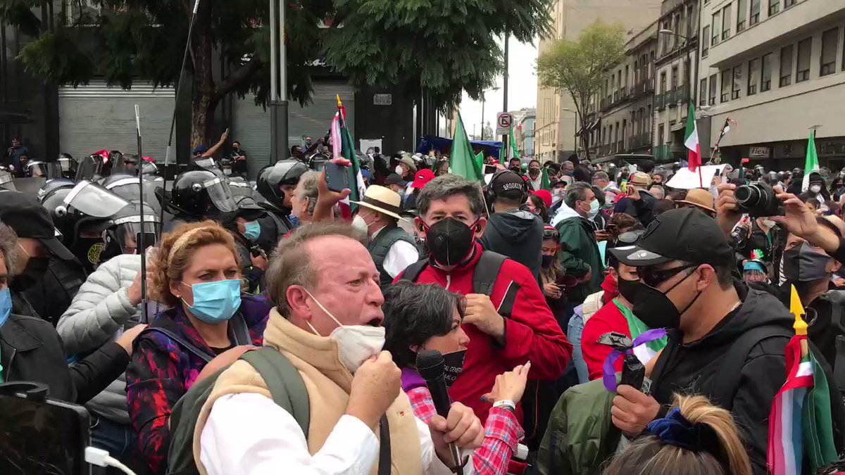 No hubo gente en el #Zocalo para el grito de Independencia por qué hay una contingencia sanitaria. Pero los de #Frenaa dicen que les impiden el ingreso xq les estan violando el libre tránsito.👇🥺
@_VicenteSerrano
@MemeYamelCA
@rocioss https://t.co/Tqeq5zKraR