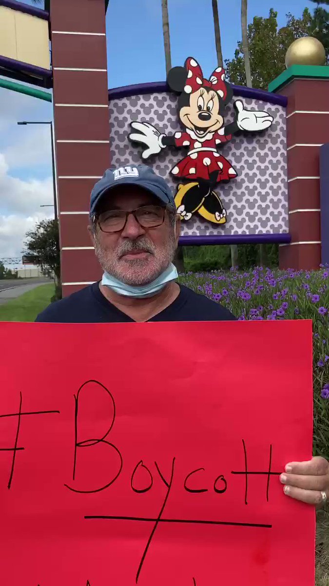 At Disney World calling for the worldwide boycott of “Mulan” & standing with HK! #BoycottMulan #HongKong @hk_watch @Stand_with_HK @FreedomHKG @Fight4HongKong @SolomonYue @Fight4HongKong @hkdc_us @hkfp #Hk https://t.co/mMXhEFhF9K