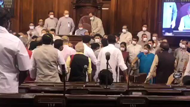 मार्शल को गले से धसोड़ते AAP सांसद संजय सिंह की हरकत से ख़ौफ़ज़दा उन चार महिलाओं पर भी नज़र डालिए जो एक दूसरे का हाथ थामे सकुचाई खड़ी हैं डर के मारे।सांसद जी शर्मिंदा भी ना होंगे। ये सब किया ही इसलिए गया ताकि वीडियो वायरल हो और पंजाब के किसान को पोटिया के चुनावी फसल उगा सकें। https://t.co/j2VR9UVBKM