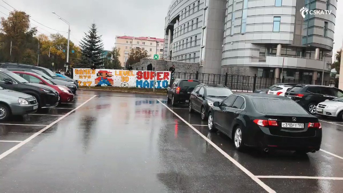 Перед игрой болельщики красочно поздравили Марио с 30- летием, вывесив у нашей гостиницы большой баннер! #УфаЦСКА https://t.co/pegLVFWdvW