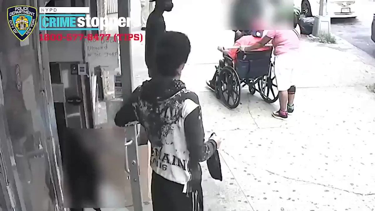米ニューヨーク、ブロンクスの防犯カメラが捉えた強盗犯の映像。
フルスイングで振り下ろす棒が被害者の顔面に直撃する、凶悪な犯行。
失業者の急増で治安が悪化するニューヨークでは、もはや時間帯を問わず注意が必要。
#アメリカ #治安
https://t.co/VAzcIIozZO