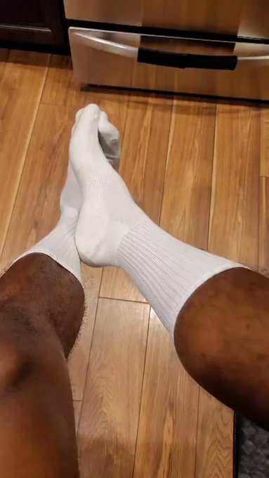 Pure white crew socks are my favorite
#socks #crewsocks #feet #footfetısh #sockfetish https://t.co/0