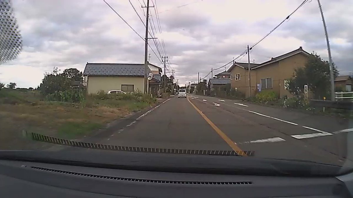 横断歩道での小学生の対応が素晴らしい！待ってくれた車に対して感謝のお辞儀