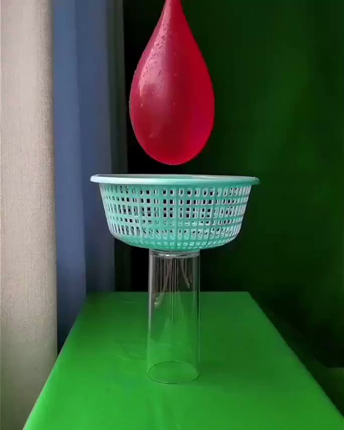 まるで宝石みたい？割った水風船をザルに通してみたら！
