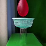 まるで宝石みたい？割った水風船をザルに通してみたら!