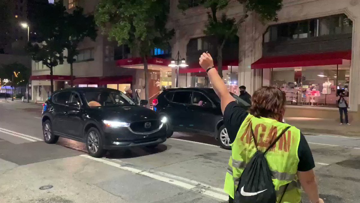 DALLAS: “f*ck you” a few white BLM protesters yell at a black woman in her car
As she tries to pass through an intersection they are blocking
She pleads, “you’re protesting the wrong person”
They continue to hurl expletives as traffic builds up https://t.co/aBlRSnM3Ng