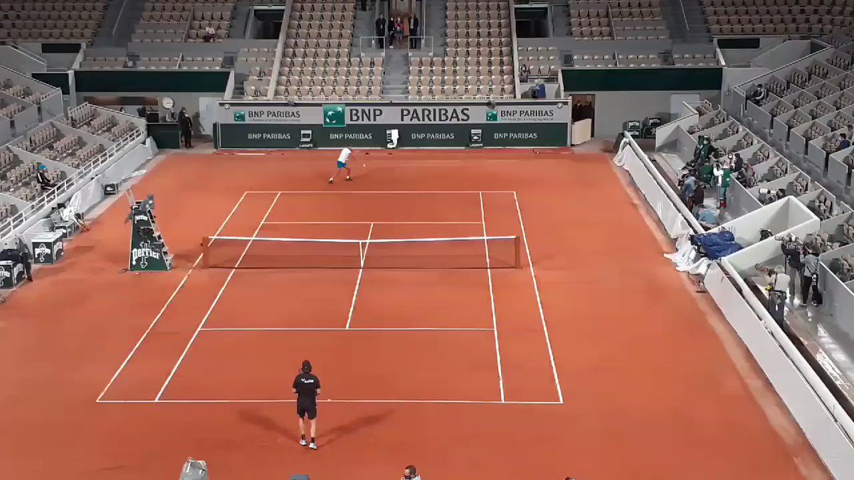 Le bruit de la balle et du grognement de Nadal sous le toit du central de Roland-Garros https://t.co/hlnAvoDxCO