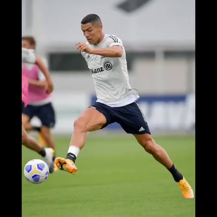 Buona sera bianconeri ⚪⚫🦓🙋♂️
Io sono già gasato per la squadra che ha il mister, vedremo ancora che opportunità (entrata e uscita) offrirà il calciomercato.
▄ ▀ F O R Z A J U V E ▀▄
#finoallafine
#ForzaJuve https://t.co/EZoFSl6NZL