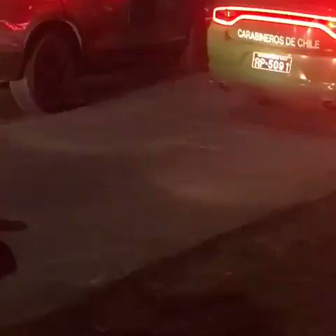 #DiarioElRechazo
Toque de queda en Villa Francia. La madre del menor desconoce la autoridad de Carabineros interviniendo en la detención. “Supuestamente estaba sólo sentado en su moto” sin casco.
Made in Chile. https://t.co/N9qnPRhKu9