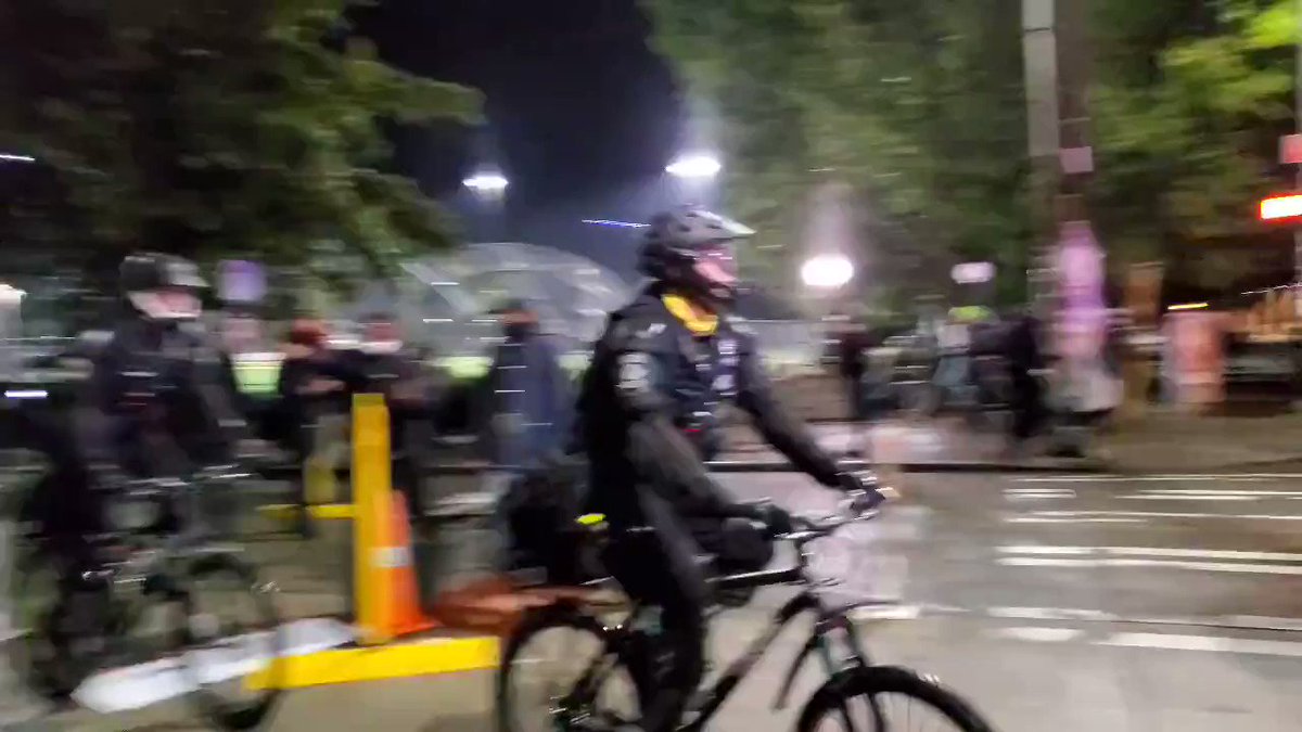 The rioters knock the officer down, swing a metal bat at his head and continue to attack him. This is reason to use deadly force. The fact they are making police officers afraid to use deadly force is exactly the reason these criminals feel emboldened.
https://t.co/alHQBOKt4p