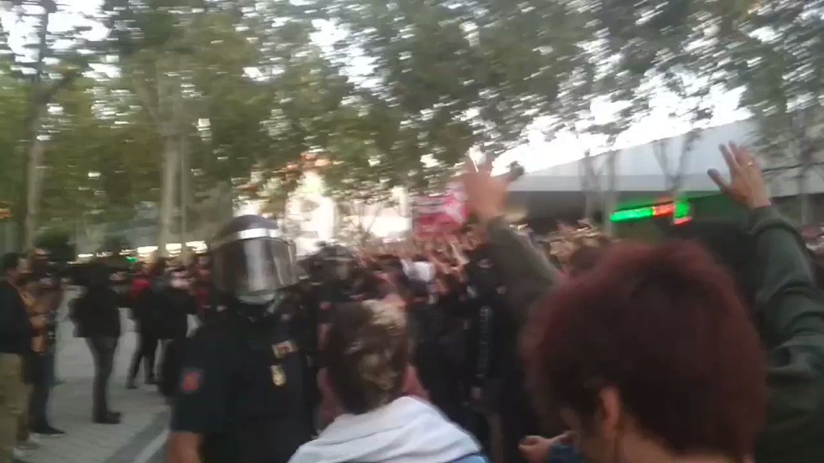 #Ahora Cargas policiales en #Vallecas contras las vecinas y vecinos que se habian concentrado frente a la Asamblea de #Madrid. Aún no está claro si hay detenidos. Continúa el fuerte despliegue policial. #ConfinamientoDeClase #LosBarriosSeLevantan https://t.co/v2EzNjxGmm