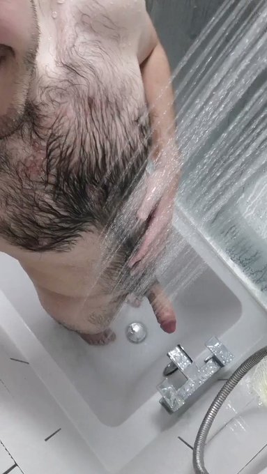 Playtime in the shower https://t.co/GxsTGibbVC