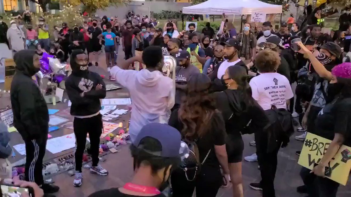 "We are going to war tonight" speaker tells crowd in #Louisville and warns the crowd of possibility of going to jail if they are out past the 9pm curfew https://t.co/wZf9s8v9jC