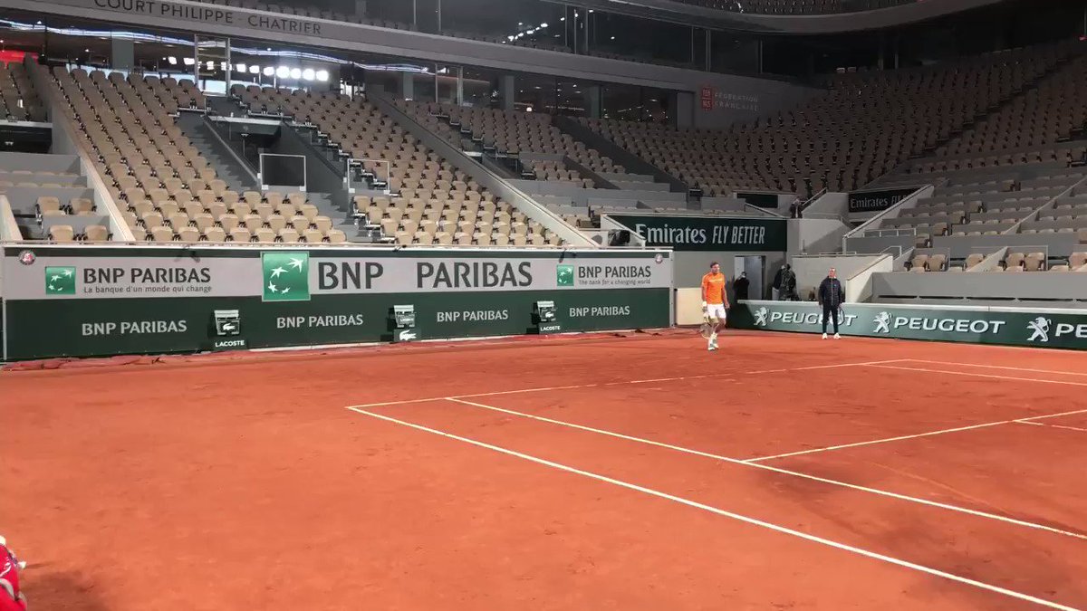 WTH, it’s raining on Chartrier...with the roof ON!!! #EpicRoofFail #Still2020 #RolandGarros #Zverev #CarreñoBusta 🎥hugophysio68 IG https://t.co/quCElcoiTj