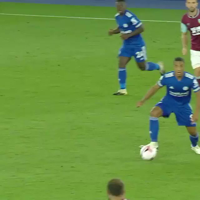 📽️| Esse passe de Youri Tielemans para Castagne foi lindo! Destrui a defesa inteira em um passe 🔥 https://t.co/lCj8eHgsLK