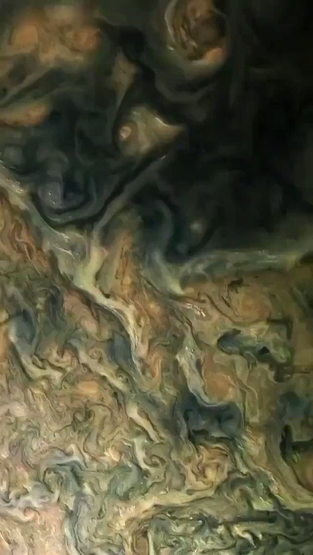 Amazing close-up of Jupiter as the Juno spacecraft orbits the gas giant just 3,500 km above the swirling clouds!
(Credit: NASA/Gerald Eichstädt/@_TheSeaning) https://t.co/5QnLzQMHnh